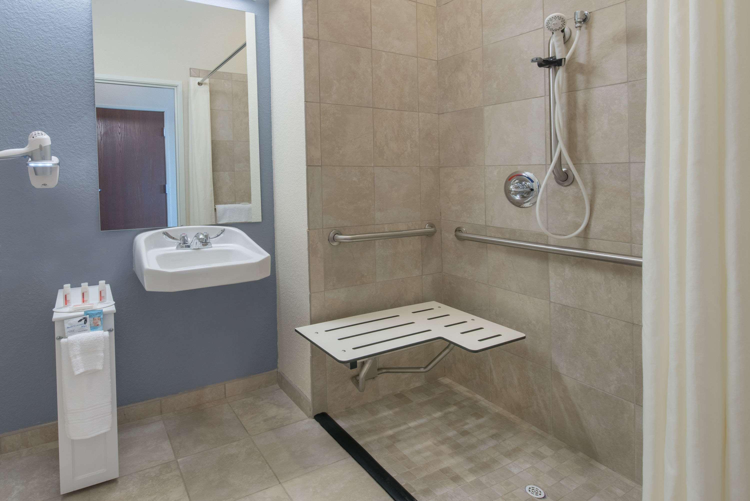 Days Inn By Wyndham Minot Exterior photo