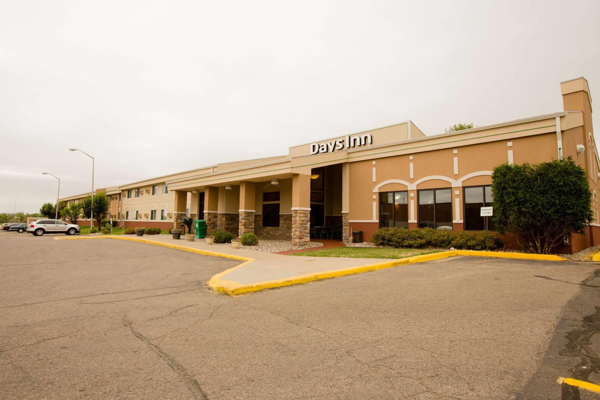 Days Inn By Wyndham Minot Exterior photo
